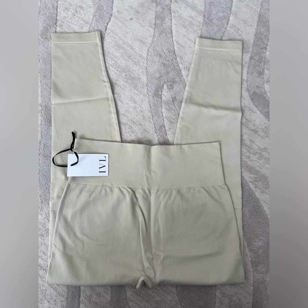 NWT-IVL Cream /seamless solid leggings/ sand